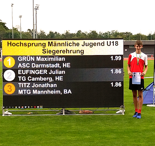 Julian Eufinger an der Ergebnistafel (Foto: Jonas Eufinger)