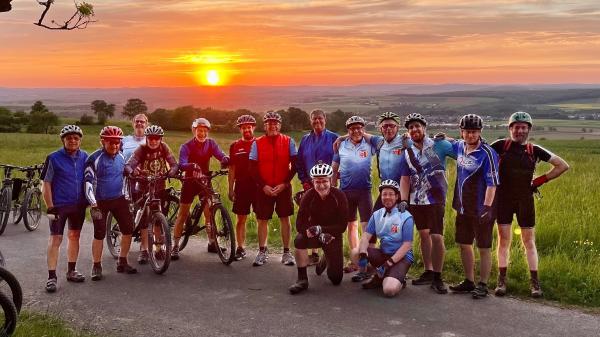 Radfahrgruppe im Sonnenuntergang